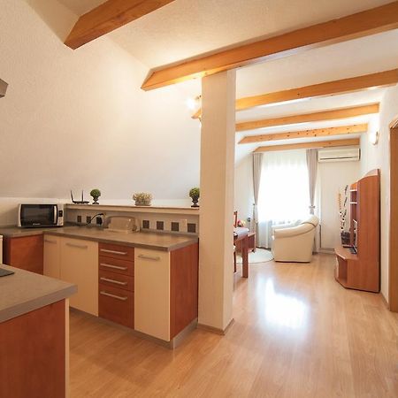 Apartmant & Room Bruna Drežnik Grad Exteriör bild