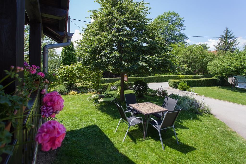 Apartmant & Room Bruna Drežnik Grad Exteriör bild