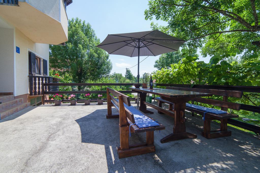 Apartmant & Room Bruna Drežnik Grad Exteriör bild