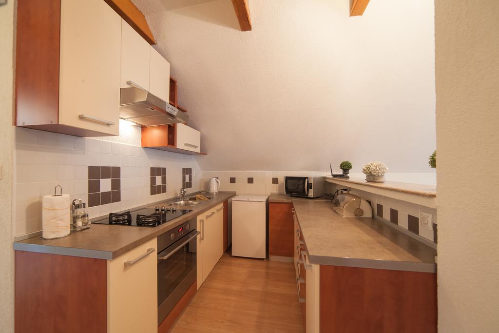 Apartmant & Room Bruna Drežnik Grad Exteriör bild
