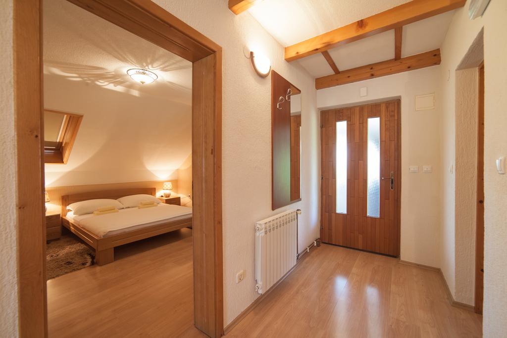 Apartmant & Room Bruna Drežnik Grad Exteriör bild