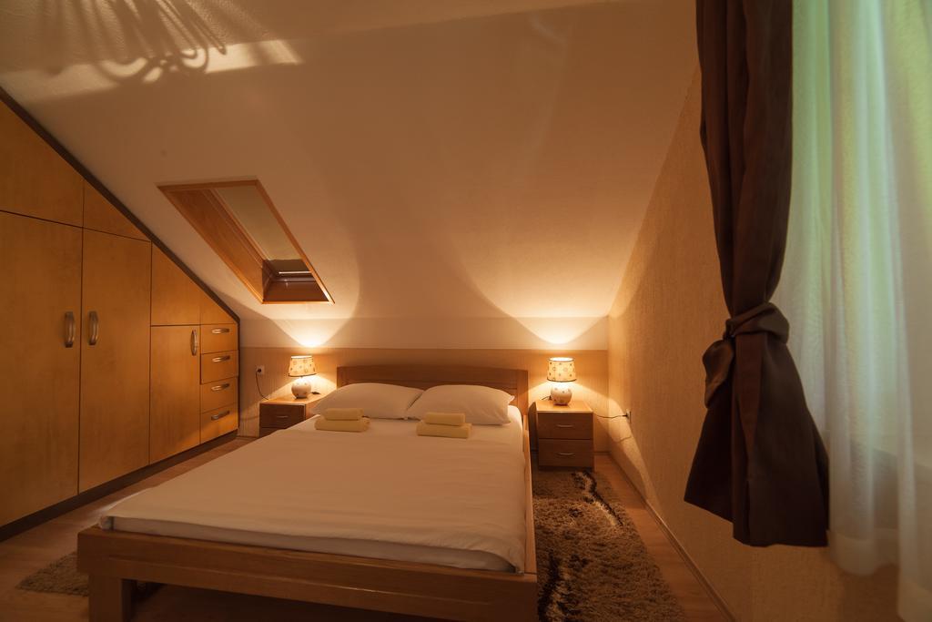 Apartmant & Room Bruna Drežnik Grad Exteriör bild