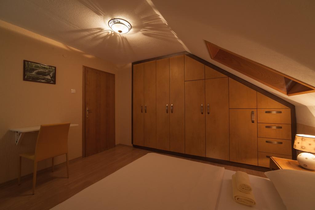 Apartmant & Room Bruna Drežnik Grad Exteriör bild