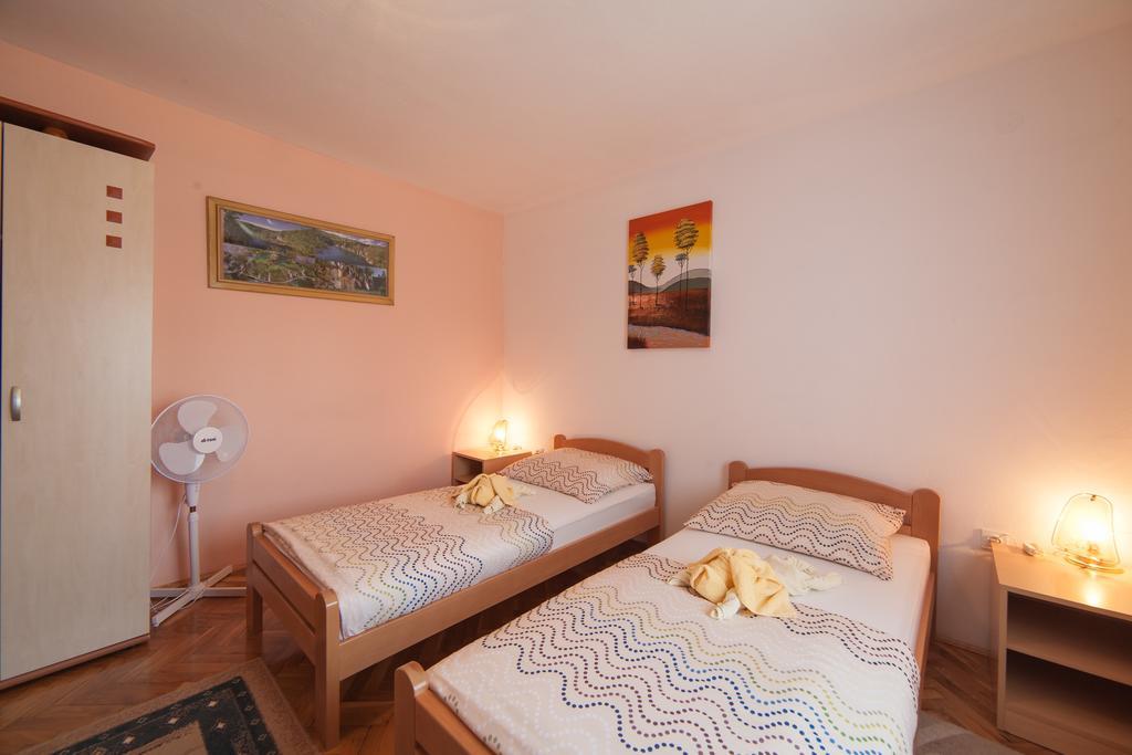 Apartmant & Room Bruna Drežnik Grad Exteriör bild