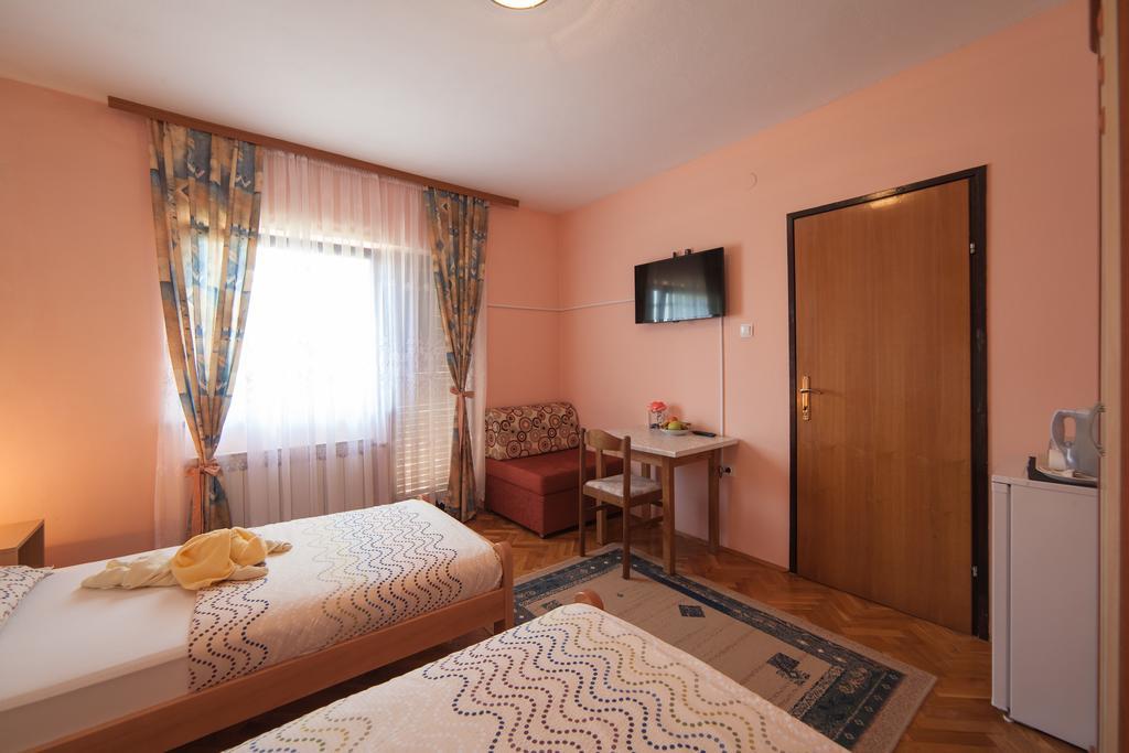 Apartmant & Room Bruna Drežnik Grad Exteriör bild